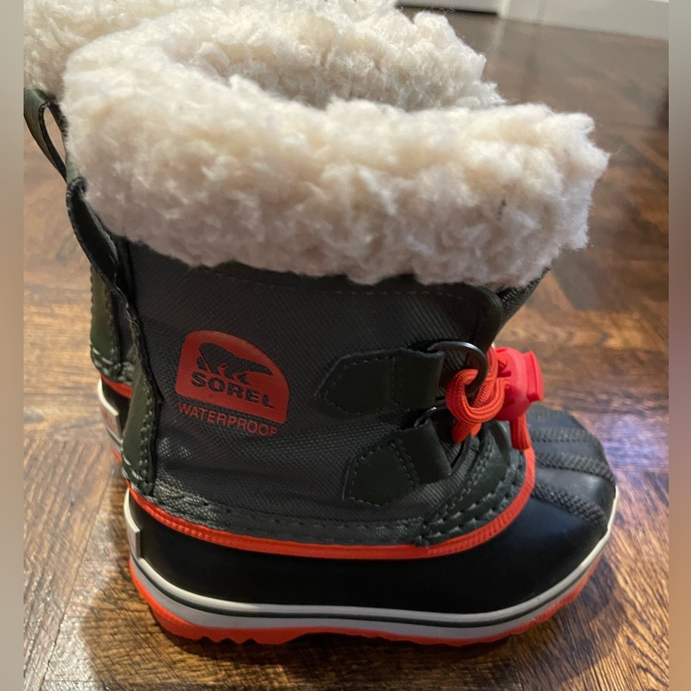 Sorel Children’s Yoot Pac, Toddler size 8 - Picture 2 of 3